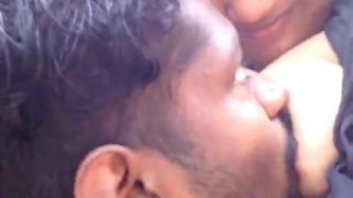 पियासी तामिल लड़की की हॉट मोटो दुध वीडियो।