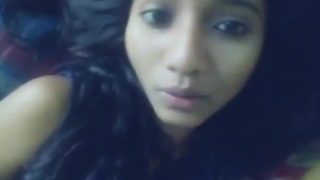 कैम पर टीन गर्ल का हॉट चूत शो। हिन्दी एमएमएस।