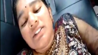 तामिल आंटी ने ड्राइवर को चूत खिलाई, सेक्स वीडियो देखो।