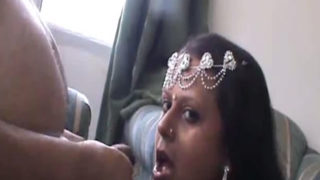 देसी भाभी लंड पिला रही है, हॉट रंडी चुदाई सीन