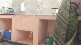 औरत बना रही खाना, फिर शुरू हुई मज़ेदार चुदाई।