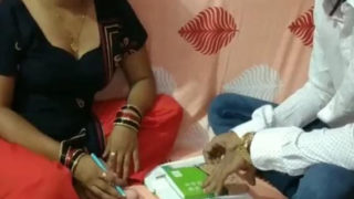 नई हिंदी XXX वीडियो: टीचर की खुलेआम चुदाई।