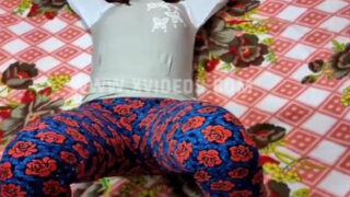 कॉलेज गर्ल की चूत, देसी स्टाइल में चुदाई वीडियो।