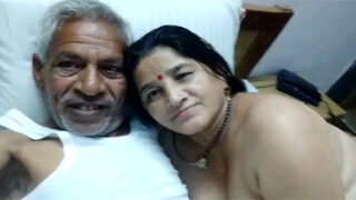 हिंदी XXX में बूढ़े चाचा-चाची का हॉट सीन, जरूर देखें।