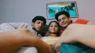 नई थ्रीसम वीडियो, देसी पोर्न में लड़की चीख रही है।