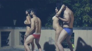 सेक्सी लड़कियों के साथ खुले में मज़ा, हिन्दी बीएफ मूवी।