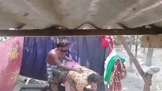 देसी पोर्न वीडियो! पड़ोसी से मिलवाया, खुले में किया काम।