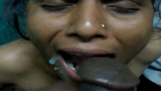 Desi Sex Clips: नौकरानी का लंड पिलाया, गरम मज़ा!