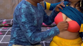 पैसे देकर आंटी को चोदा। Desi porn में सेक्सी बिग बूब्स का आनंद लो।