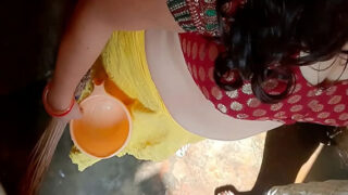 पड़ोस ने भाभी को चोदा, अंदर बाथरूम में। Desi porn वीडियो, ट्रिपल एक्स धमाल।