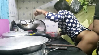 चूत चुदाई वीडियो, हॉट रसोइया का सीन, हिंदी पॉर्न देखें!