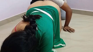 गाैर से देखो, नौकरानी की चटपटी चुट चाट, खास पॉजीशन में।