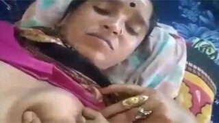 हिंदी सेक्सी मूवी: भाभी की चूत चोदा चाचा - गांव का अश्लील दृश्य!