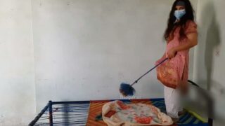 उत्तर भारतीय XXX - देसी मेड की चुदाई वीडियो। हिंदी सेक्सी फिल्म देखो। मज़ेदार चुदाई।