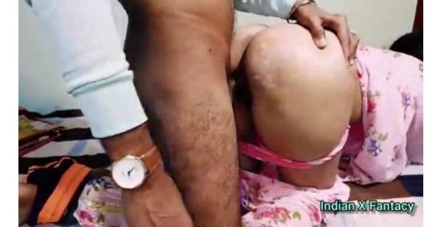 दोग्गैस्टाइल में पति-पत्नी का ट्रिपल एक्स सीन।