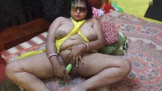 हिंदी ब्लू फिल्म: हॉट आंटी सेक्स वीडियो, बड़े boobs! चुदाई और मज़ेदार पल।