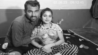 गुजराती XXX ब्वॉयफ्रेंड के साथ अर्चना भाभी की चटाई। चचि देखना मजेदार।