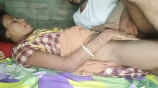 देहाती वाइफ की चूत में उंगली डालकर पड़ोसी ने किया कामुक चोदन। नंगी वीडियो में पहला अनुभव, गांव का सेक्स रोमांच।