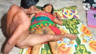 चूत दिखाई, बुर चोदा! देहाती औरत का प्यासा दोस्त, पति से अलग।